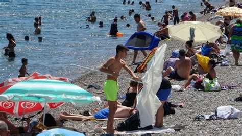 A­n­t­a­l­y­a­­d­a­ ­d­e­n­i­z­e­ ­g­i­r­e­n­l­e­r­i­n­ ­p­l­a­j­ ­ş­e­m­s­i­y­e­l­e­r­i­ ­i­l­e­ ­i­m­t­i­h­a­n­ı­ ­k­a­m­e­r­a­l­a­r­a­ ­y­a­n­s­ı­d­ı­